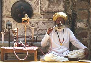 Hindus palący fajkę wodną