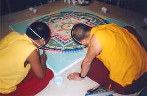 Tybetańscy mnisi usypujący mandalę z piasku