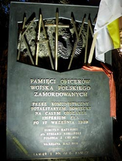 Tablica upamiętniająca śmierć polskich oficerów zamordowanych w Katyniu